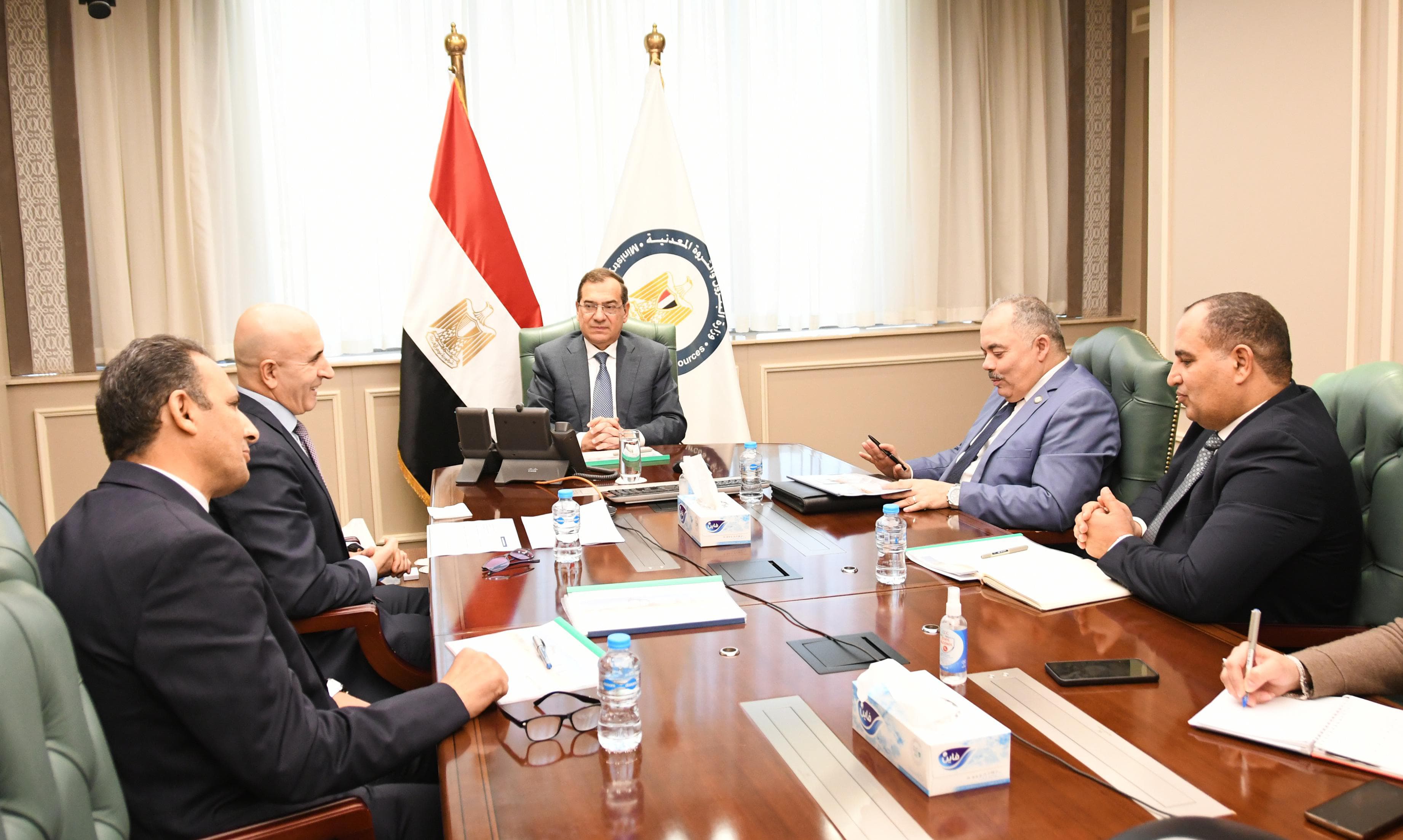 الملا يبحث مع شركة كندية خطط رفع معدلات إنتاج البترول الخام في سيناء